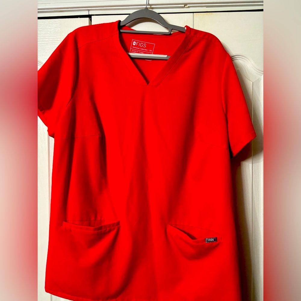 Figs Pop red Casma 3 pocket top 3x, Mari skinny jogger pants 2x